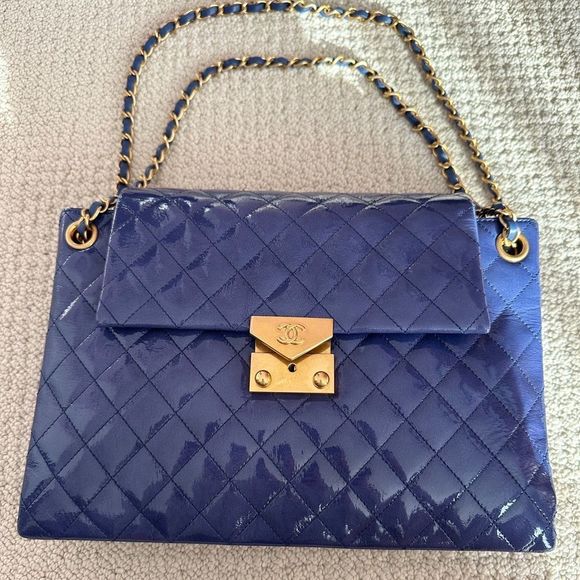 CHANEL Handbags - Chanel large shoppers tote